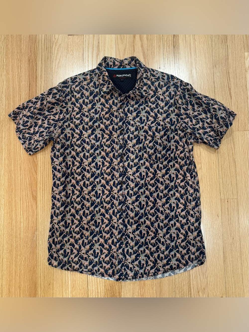 🦒 Men’s Giraffe Print Navy & Pink Button Down Short Sleeve Shirt — Sz M